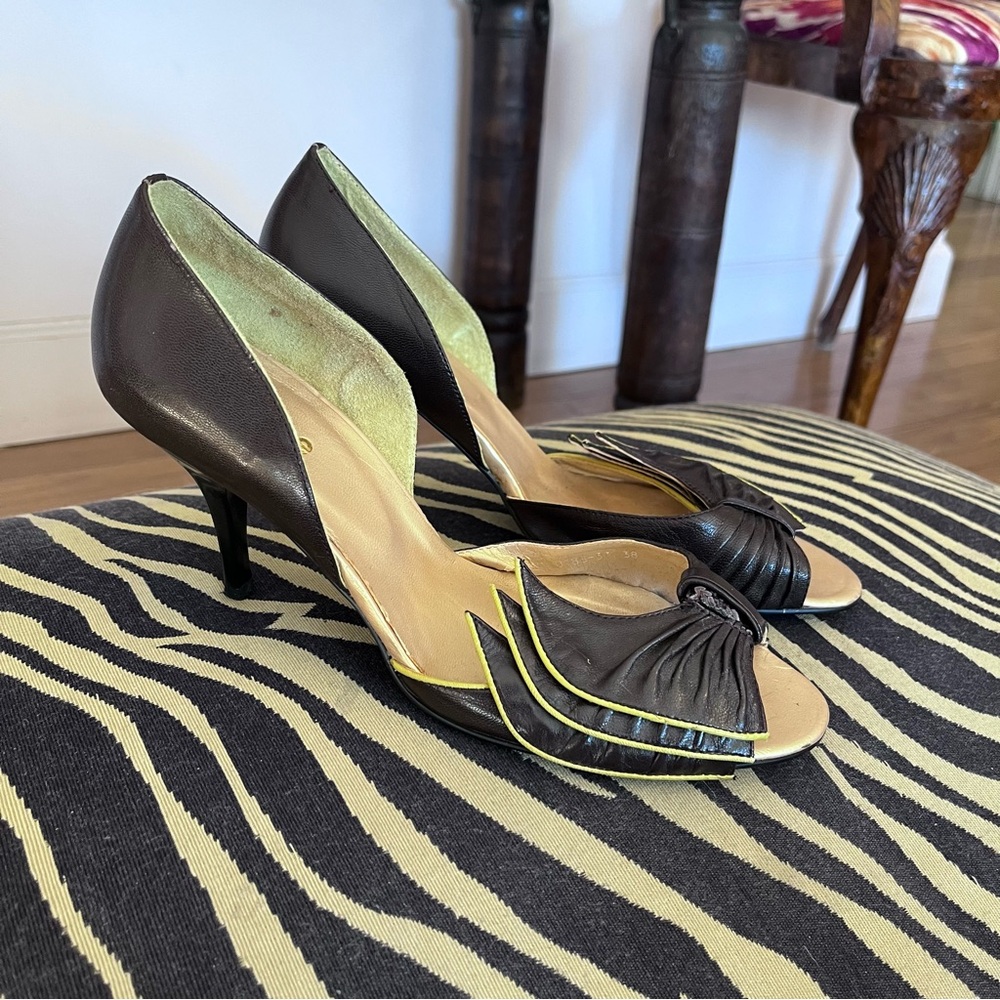 Itssome heels. Black and olive leather. Size 38.